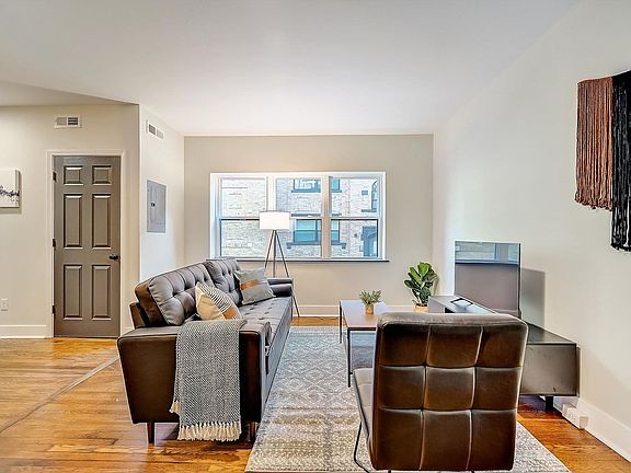 4th image of 2622 Victory Pkwy #101