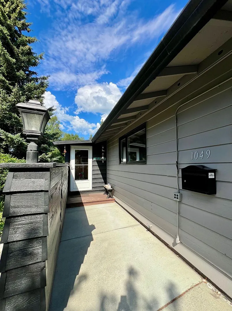Available Nov 1st / Furnished / 1-Car Garage / 1 Dog on Approval — Photo 2