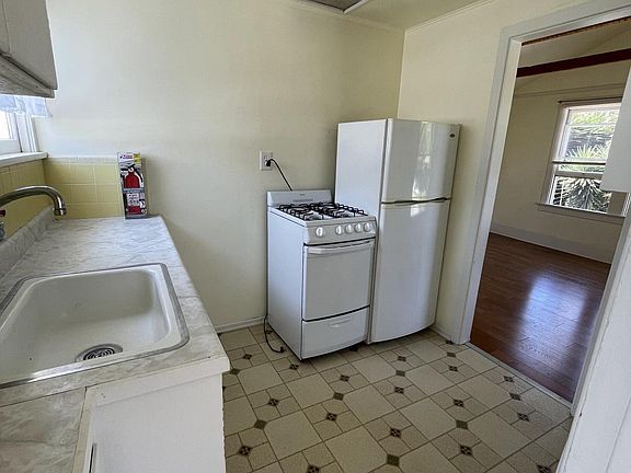 4th image of 530 W Victoria St #B