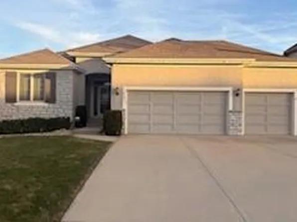 2301 W Piatt Ln, Olathe, KS 66061