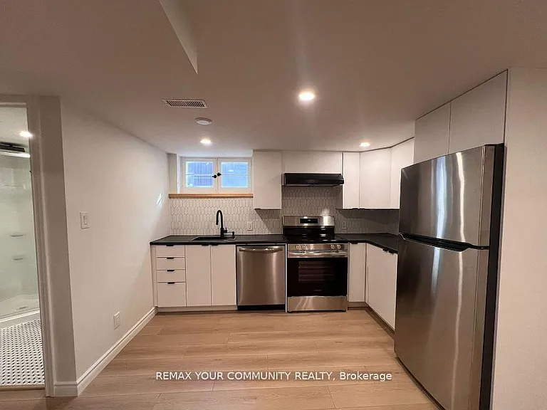 16 Robertsfield Cres — Photo 13