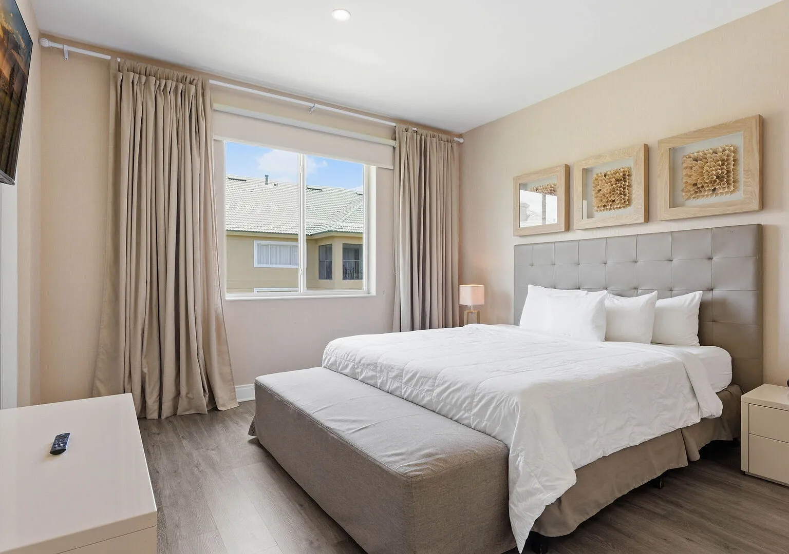 Upscale 3BR suites, Patio with BBQ & Jacuzzi — Photo 3