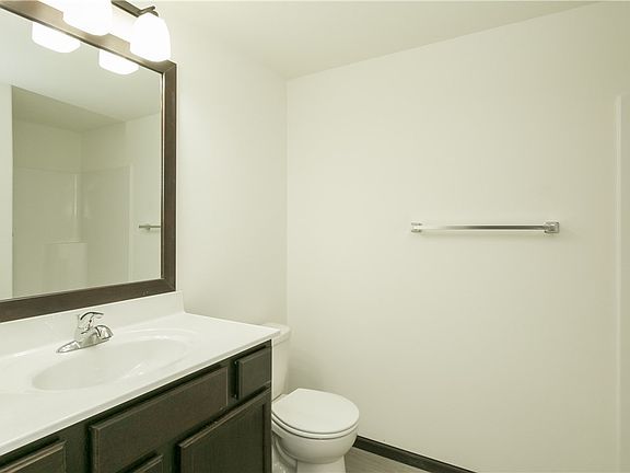5th image of 320 Stewart St