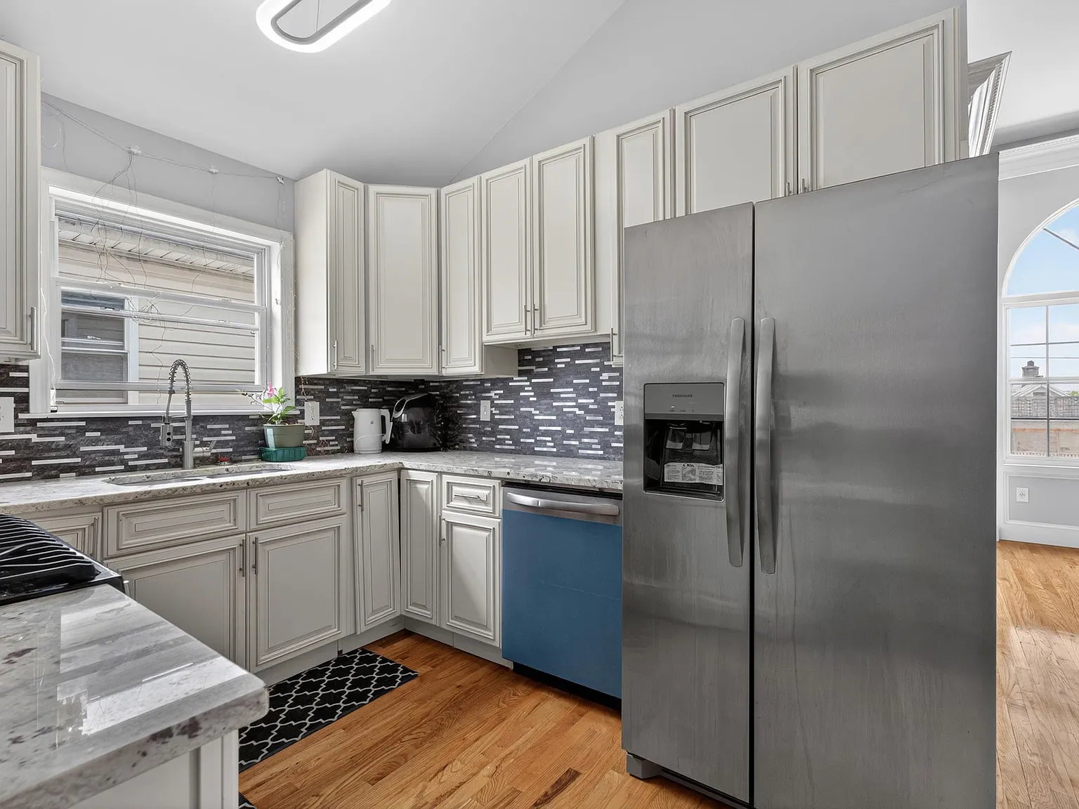 3 bed, 2.0 bath, 1400 sqft, $3,200 — Photo 4