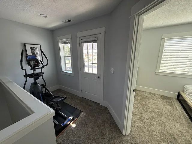2593 NE Robinson St — Photo 4