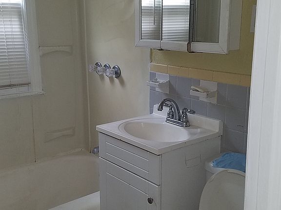 4th image of 3023 E 65th St
