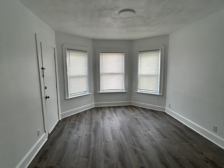  212 Burnside Ave Basem 2Bed/1Ba PetOK Laundry +Storage — Photo 7