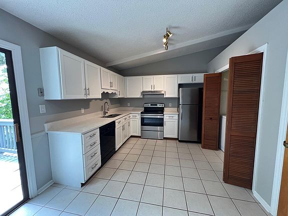 Fully Remodeled Kitchen