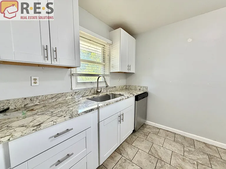 2216 Elmira St — Photo 3