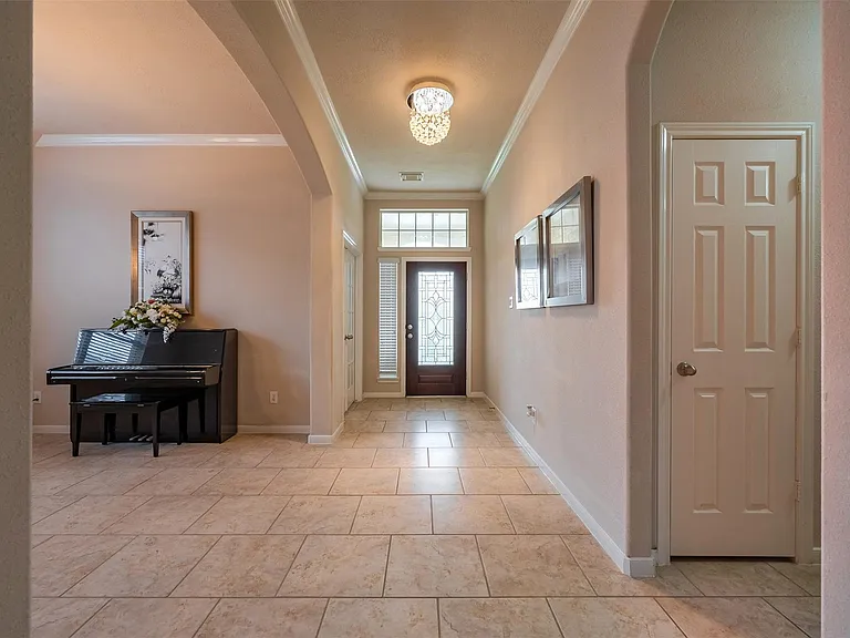 13815 Normandy Ct — Photo 4