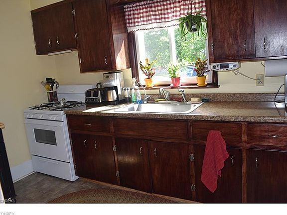2nd image of 132 4th St NE