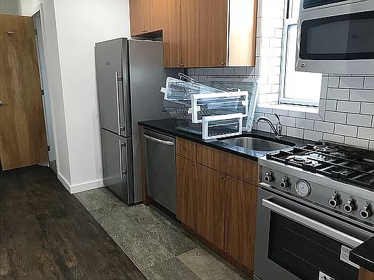 3rd image of 75 Baxter St #38A