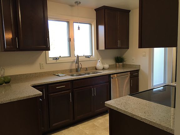 5th image of 163 Holiday Ln