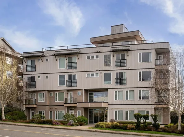 1405 Esquimalt Rd #204, Esquimalt, BC V9A 0A4