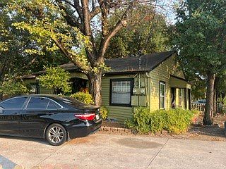 2nd image of 901 Davis St