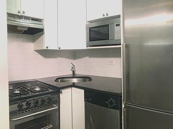 5th image of 30 E 9th St APT 2H
