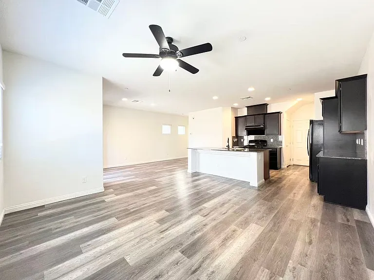 1146 Bobby Basin Ave — Photo 4