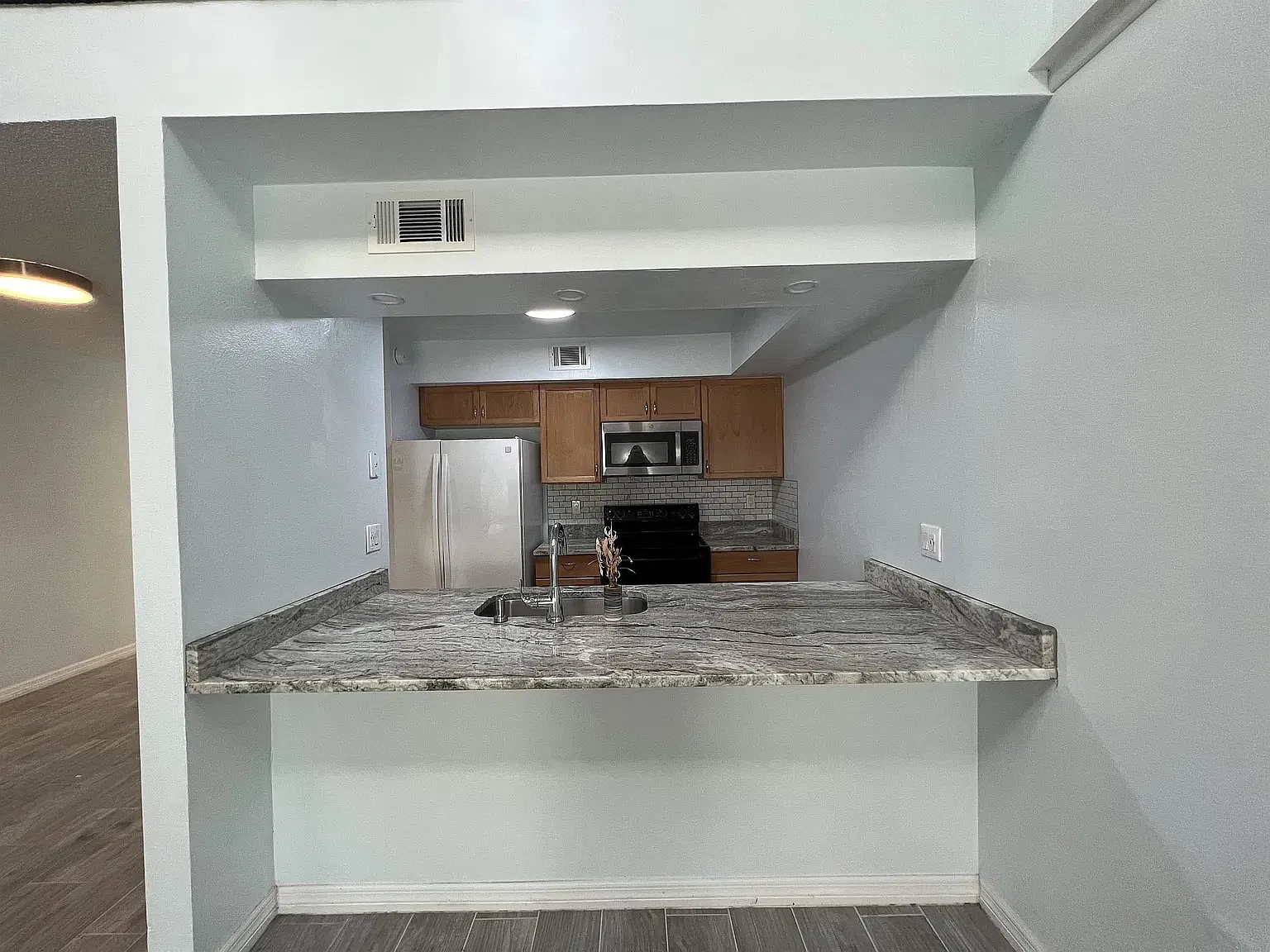 2 bed, 1100 sqft, $1,650 — Photo 2