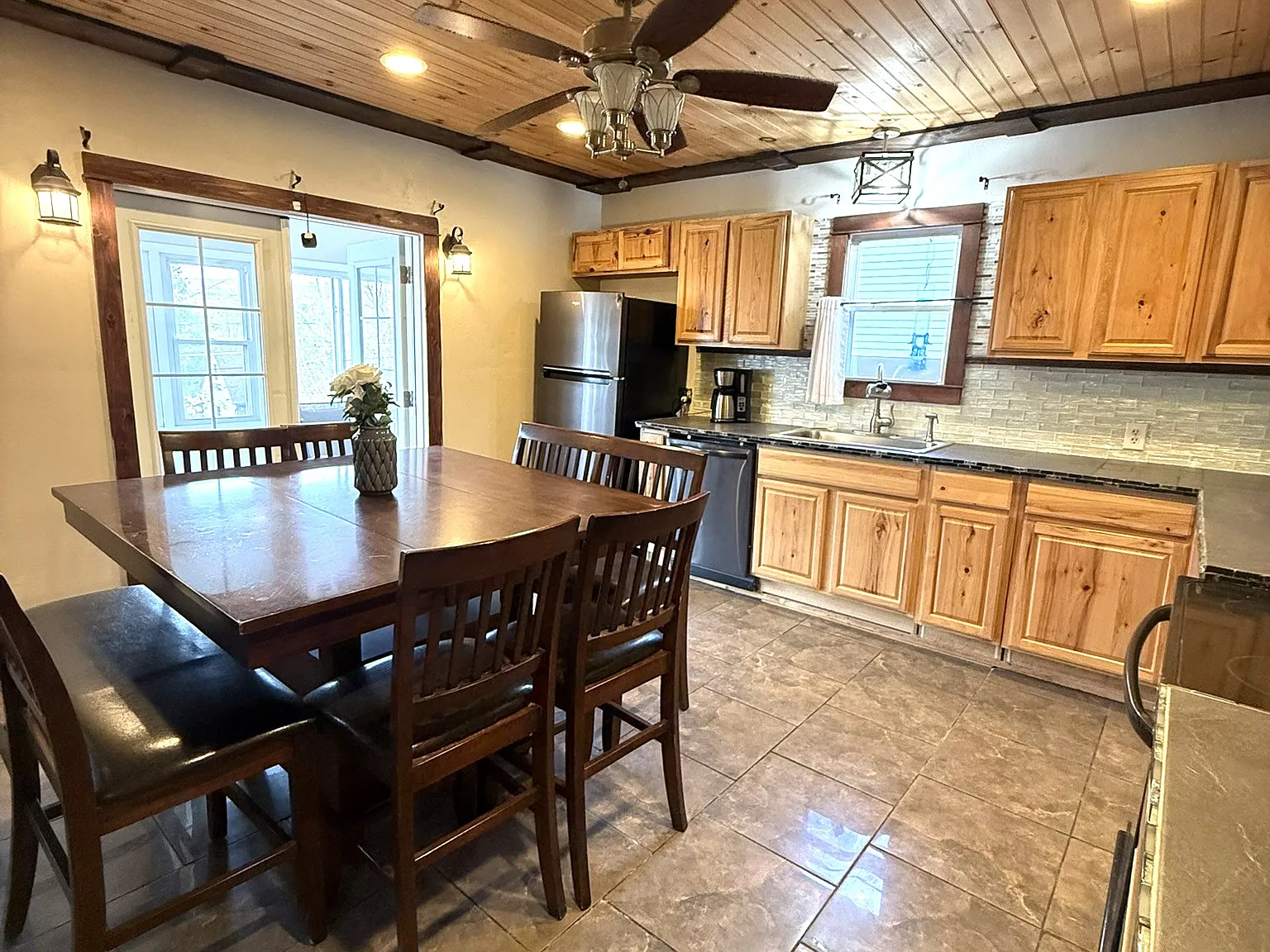 4 bed, 1350 sqft, $1,800 — Photo 2