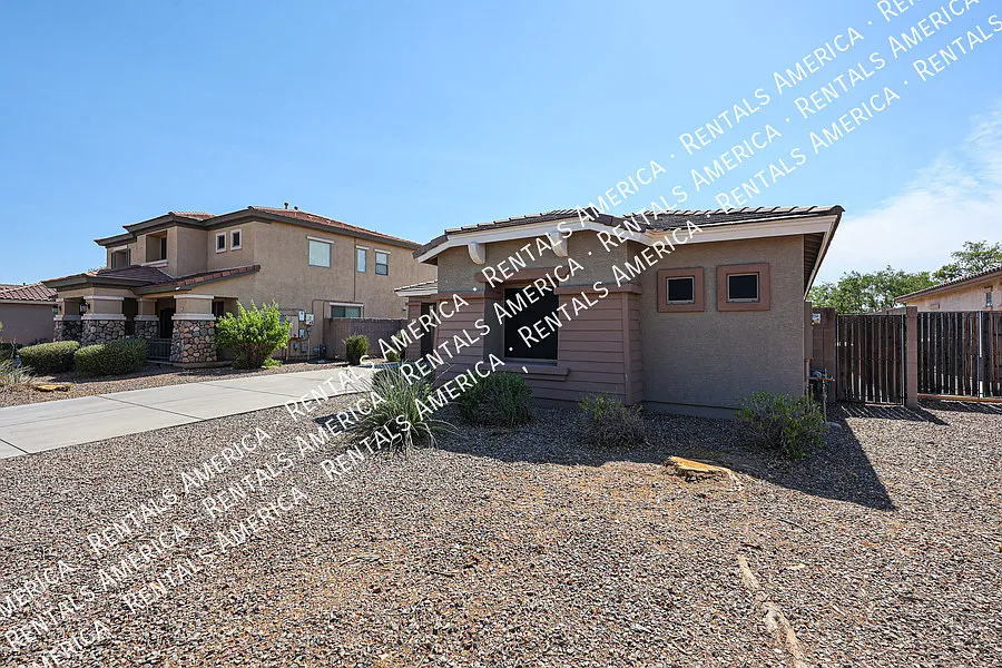 Move In Special Beautiful 3 Bedroom In Glendale! — Photo 2