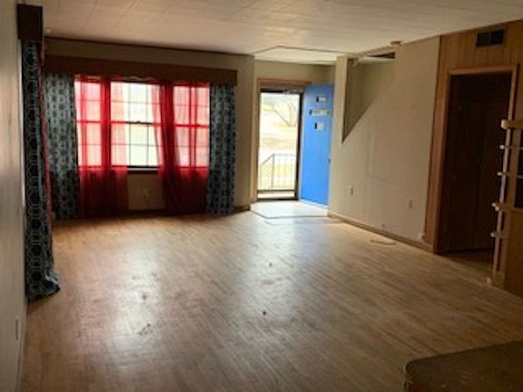 4th image of 415 College St