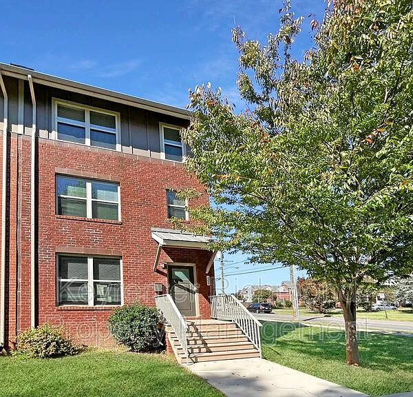 400 Dobson St — Photo 1
