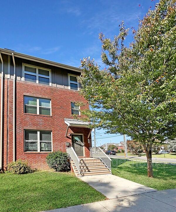1st image of 400 Dobson St