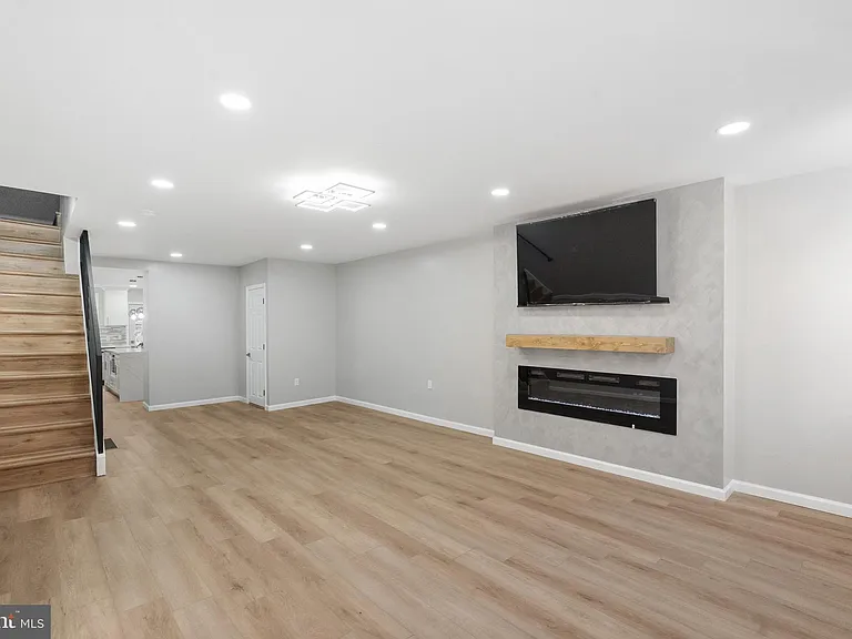 1203 Moore St — Photo 11