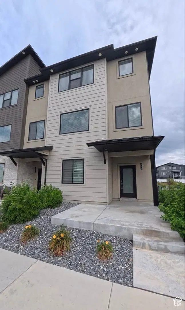 Lakeshore Landing - 4 Bedroom Townhome — Photo 1