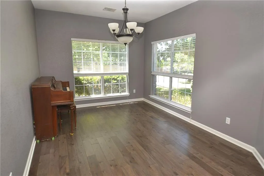 3 bed, 2.5 bath, 2227 sqft, $2,400 — Photo 3