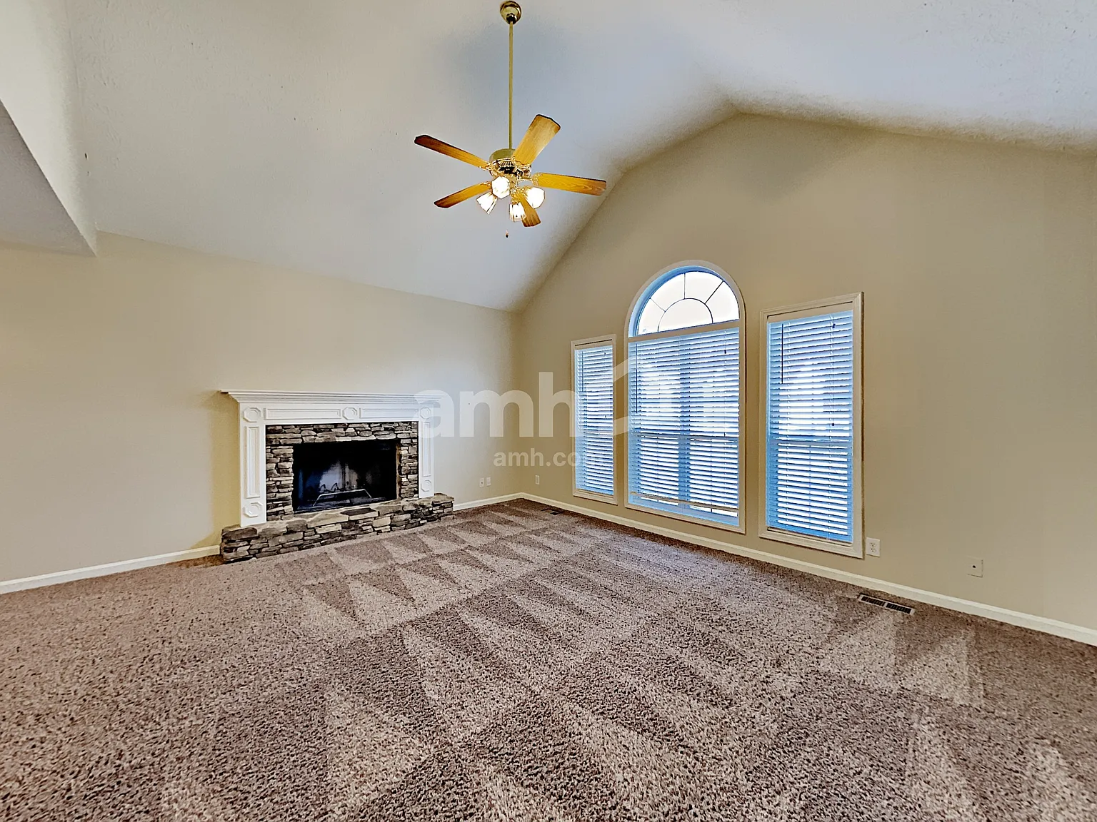3 bed, 2.5 bath, 1942 sqft, $2,405 — Photo 3