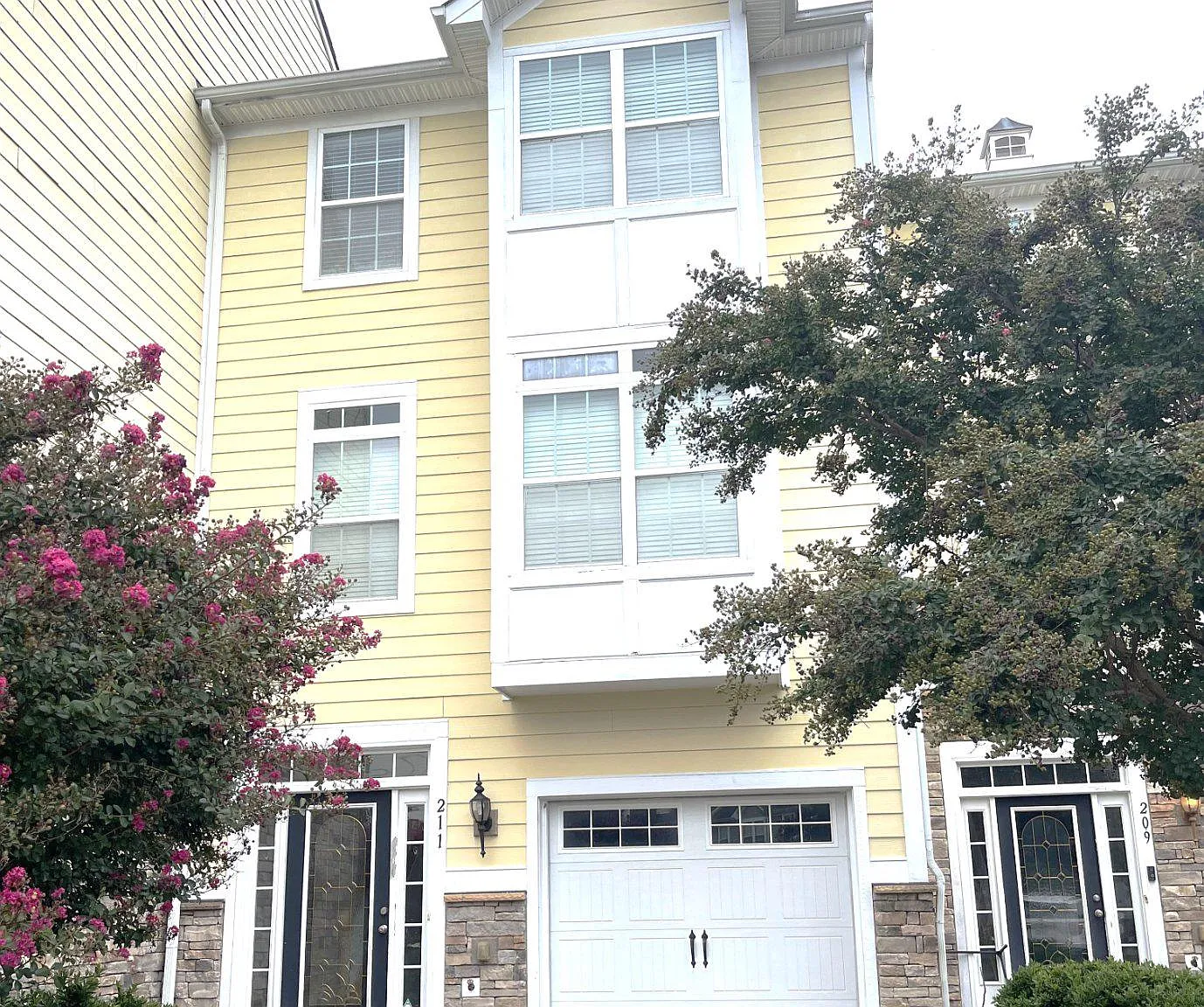 3 bed, 3.0 bath, 2344 sqft, $2,100 — Photo 1