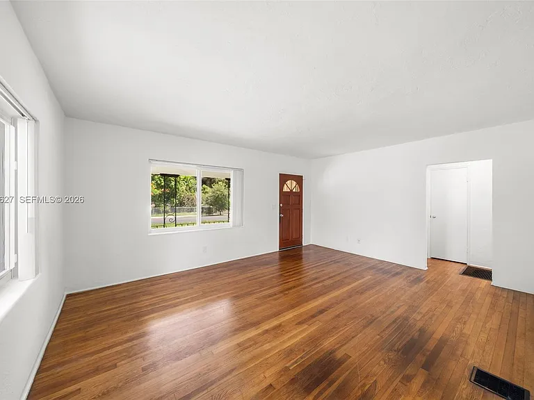 5730 SW 42nd Ter — Photo 3