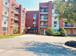4975 Washington St #301, West Roxbury, MA 02132