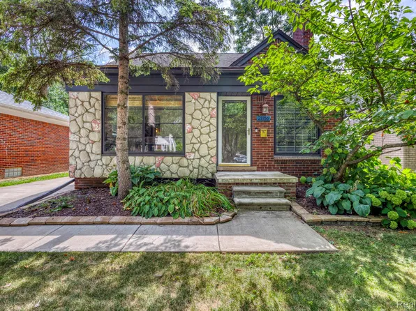 21156 Manchester Blvd, Harper Woods, MI 48225