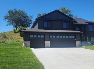 610 Mulligan Dr, Zumbrota, MN 55992