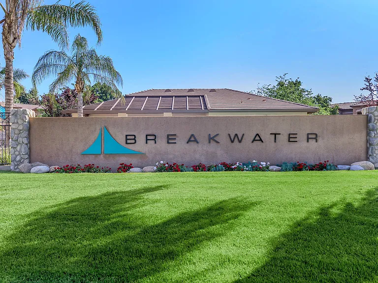 Breakwater Apartments — Photo 12
