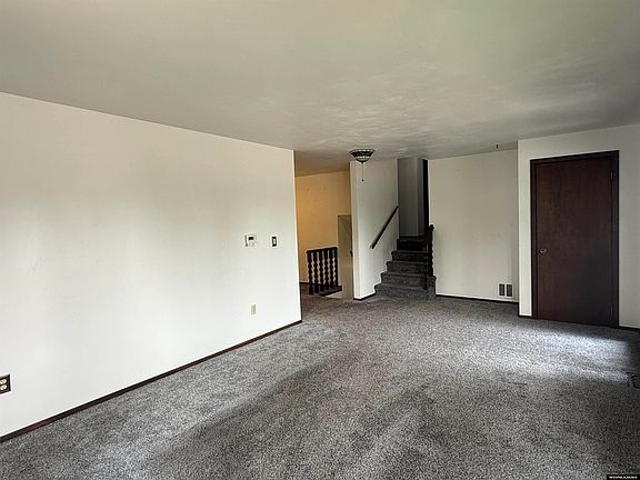 4th image of 104 Mountain View Dr