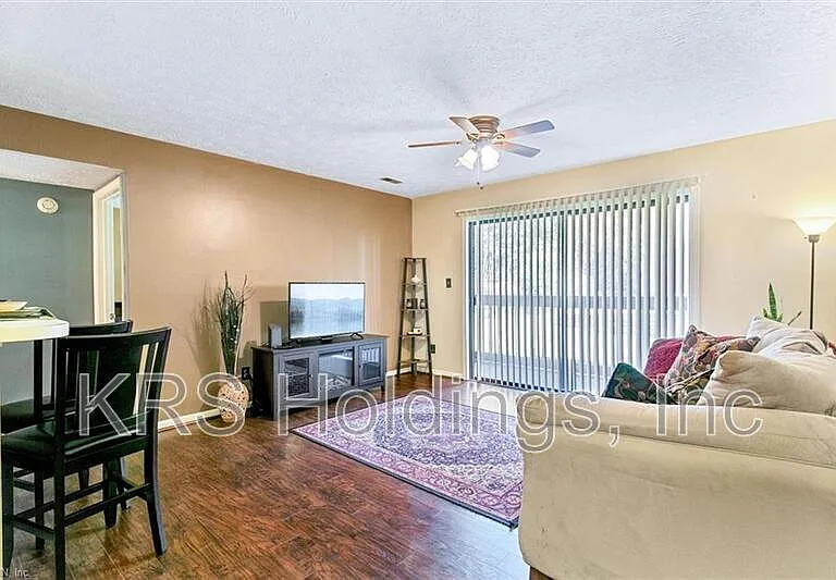 126 Wells Ct — Photo 3