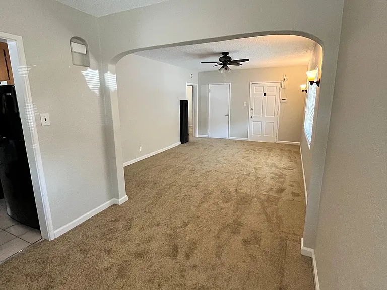 6106 Macarthur Blvd — Photo 2