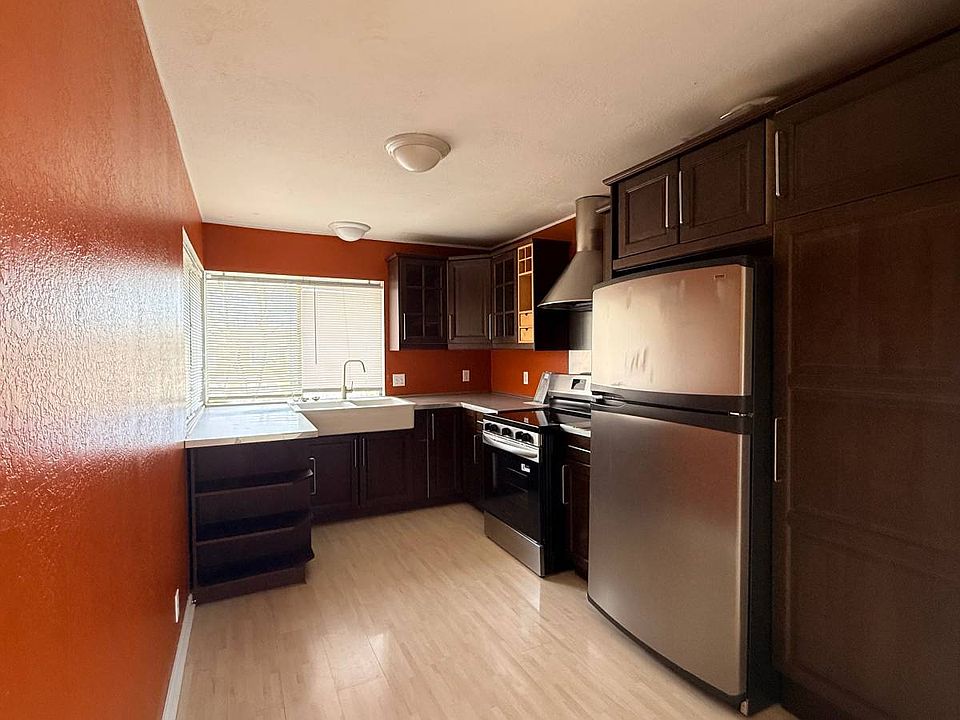 2nd image of 2346 Warfield Way Unit B