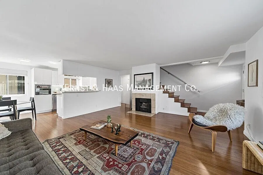 Beautiful 2-Bedroom, 2.5-Bathroom Townhome Near Downtown Long Beach! — Photo 2
