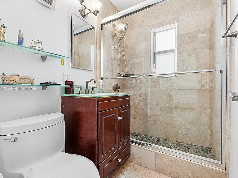 301 Hampton Ln — Photo 29