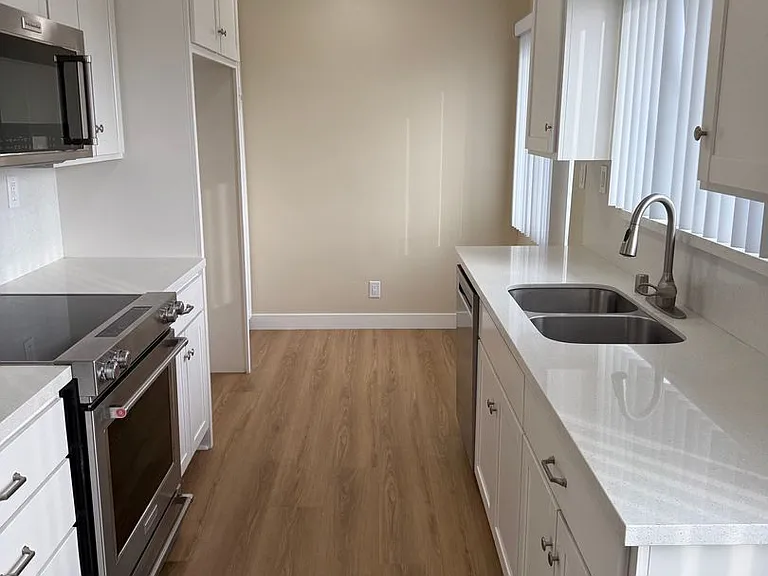2601 N Glenoaks Blvd — Photo 11