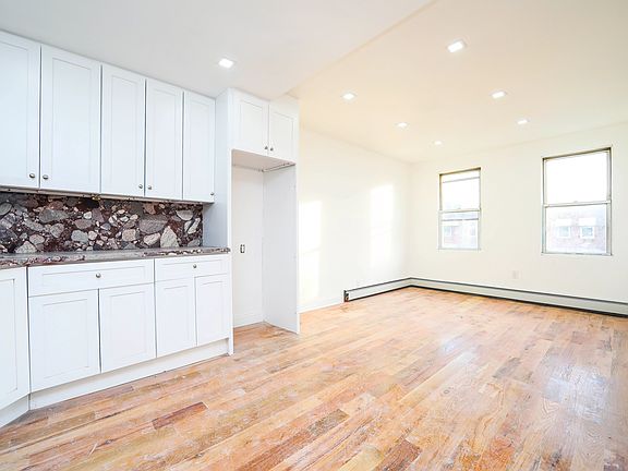 2nd image of 1041 Evergreen Ave