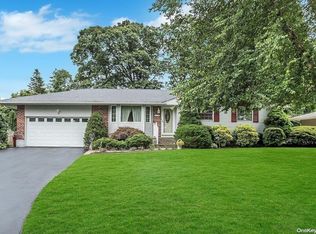 19 Raven Dr, Commack, NY 11725