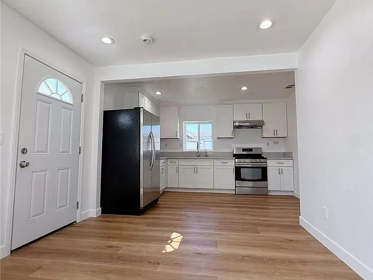 453 W Locust St #B — Photo 4