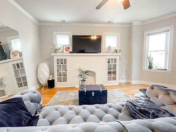 3rd image of 942 N Washtenaw Ave #3F