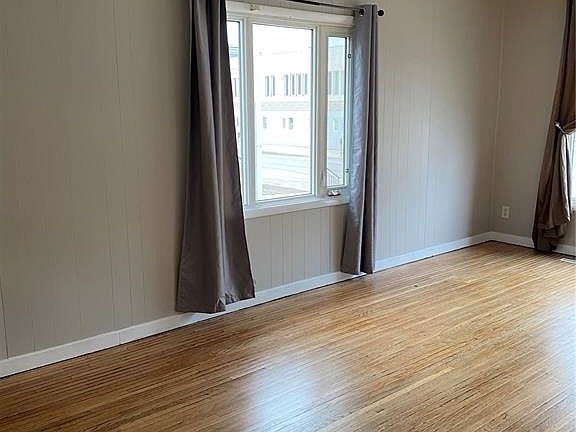 4th image of 209 8th STREET E