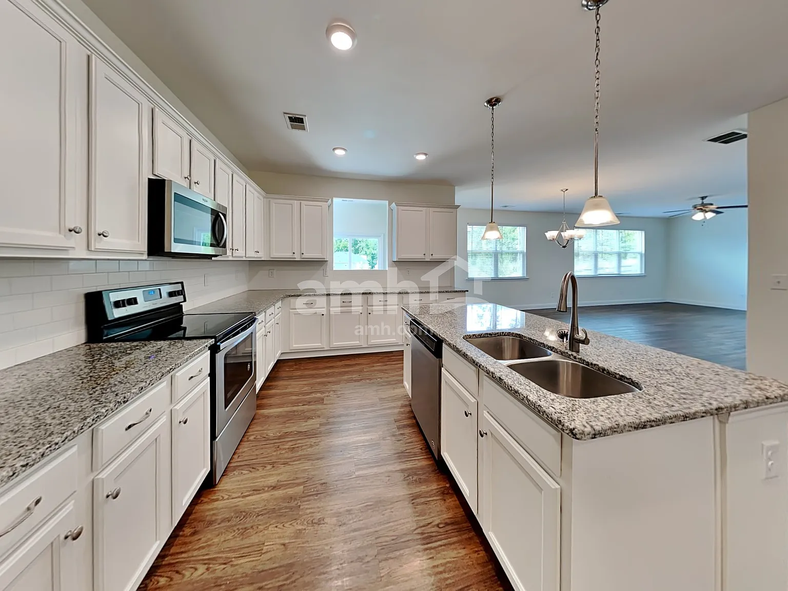 4 bed, 2.5 bath, 2401 sqft, $2,410 — Photo 3